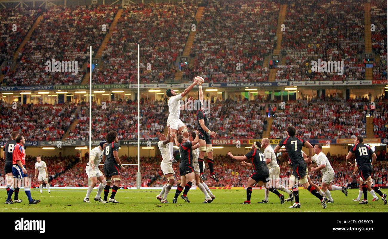 James Haskell in Inghilterra e Luke Charteris in Galles si disputano una pallina durante l'Investec International al Millennium Stadium di Cardiff. Foto Stock