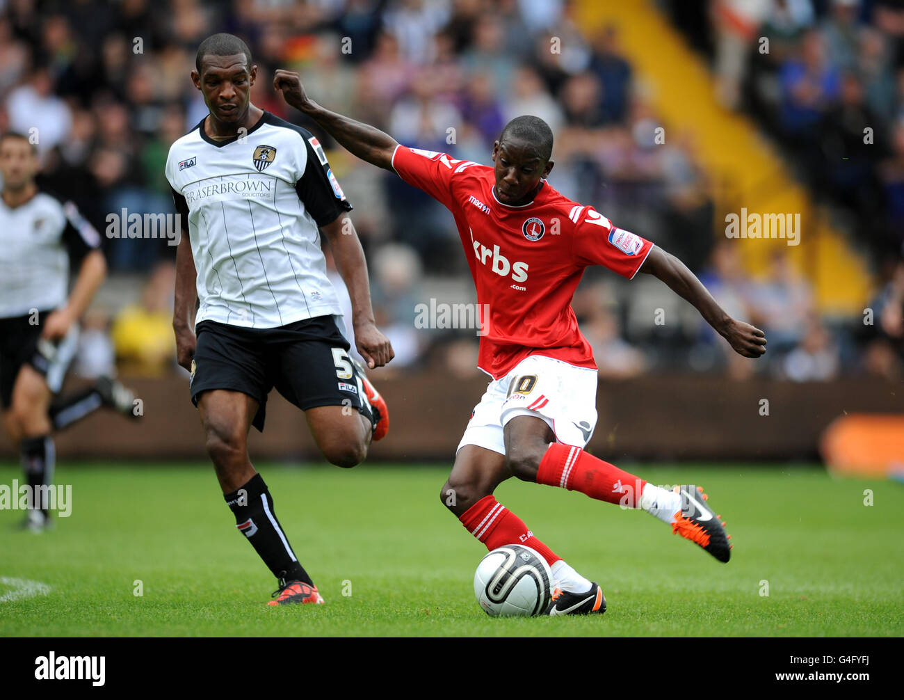 Il Bradley Wright-Phillips di Charlton Athletic (a destra) riceve un tiro in gol dopo la Krystian Pearce della contea di Notts durante la partita della Npower Football League 1 a Meadow Lane, Nottingham. Foto Stock