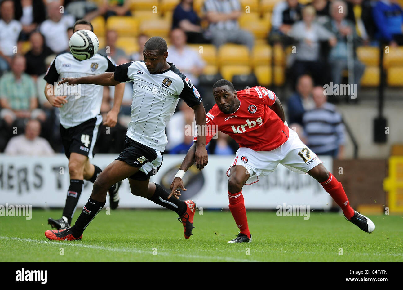 Jason Euell (a destra) di Charlton Athletic combatte per la palla con la Krystian Pearce della contea di Notts durante la partita della Npower Football League One a Meadow Lane, Nottingham. Foto Stock