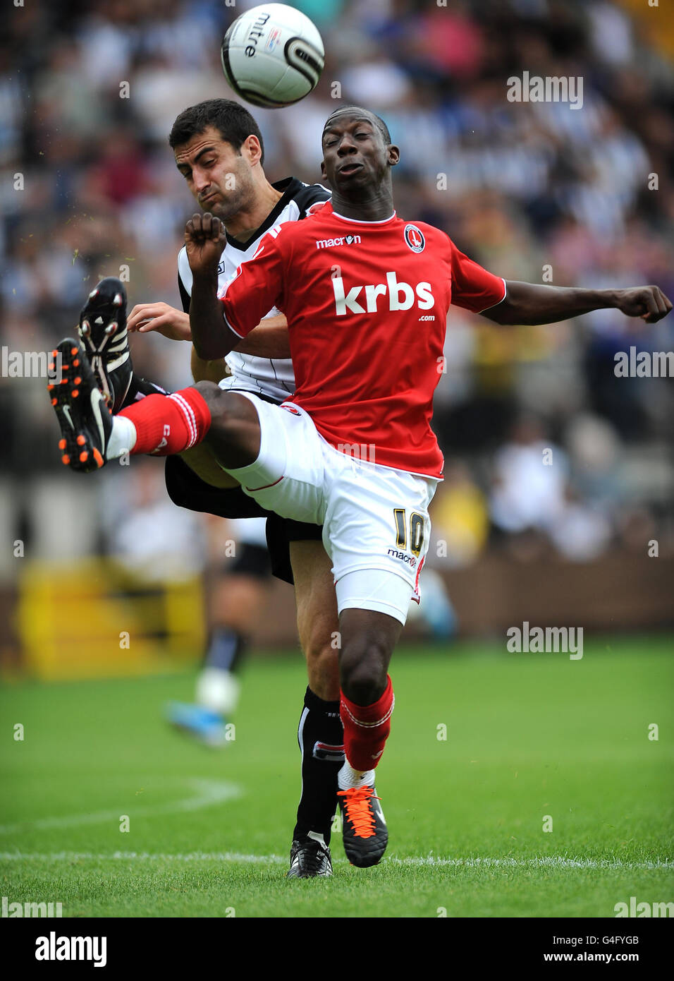 Bradley Wright-Phillips di Charlton Athletic e Mike Edwards della contea di Notts lottano per la palla durante la partita della Npower Football League One a Meadow Lane, Nottingham. Foto Stock