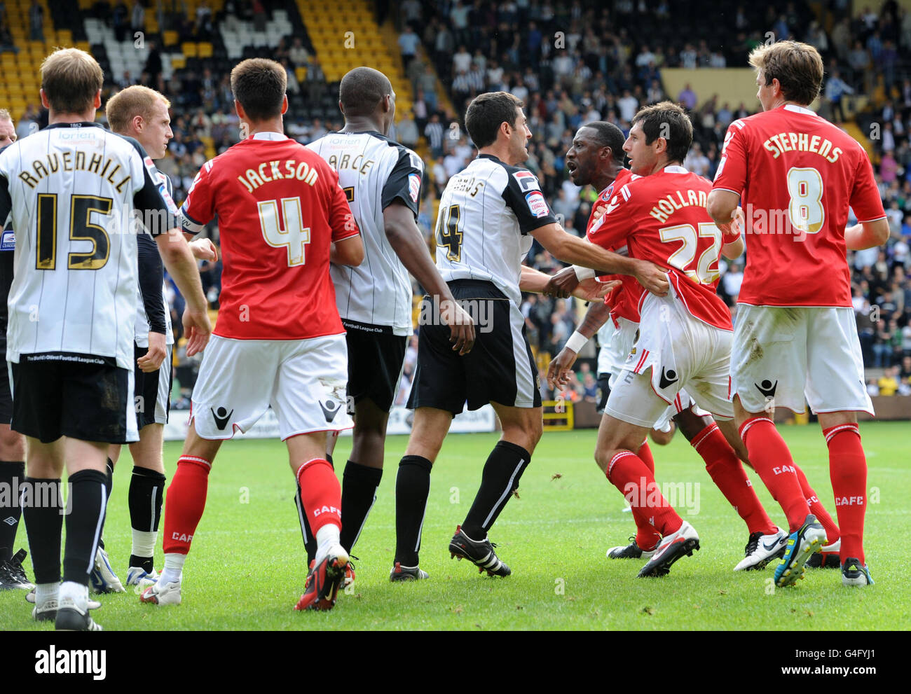 Jason Euell di Charlton Athletic (terza a destra) viene trattenuto dai suoi compagni di squadra dopo un disaccordo con Neal Bishop della contea di Notts (seconda a sinistra) dopo il fischio finale durante la partita della Npower Football League 1 a Meadow Lane, Nottingham. Foto Stock