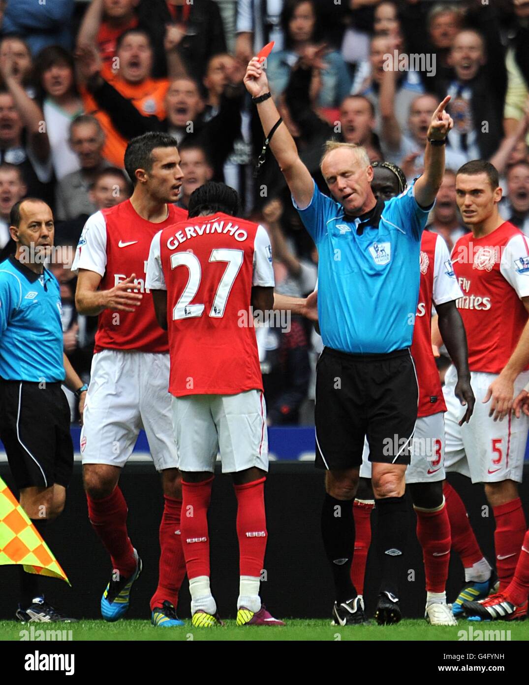 Calcio - Barclays Premier League - Newcastle United / Arsenal - St James' Park. Yao Gervinho dell'Arsenal (a sinistra) è mostrato il cartellino rosso dall'arbitro Peter Walton (a destra) Foto Stock