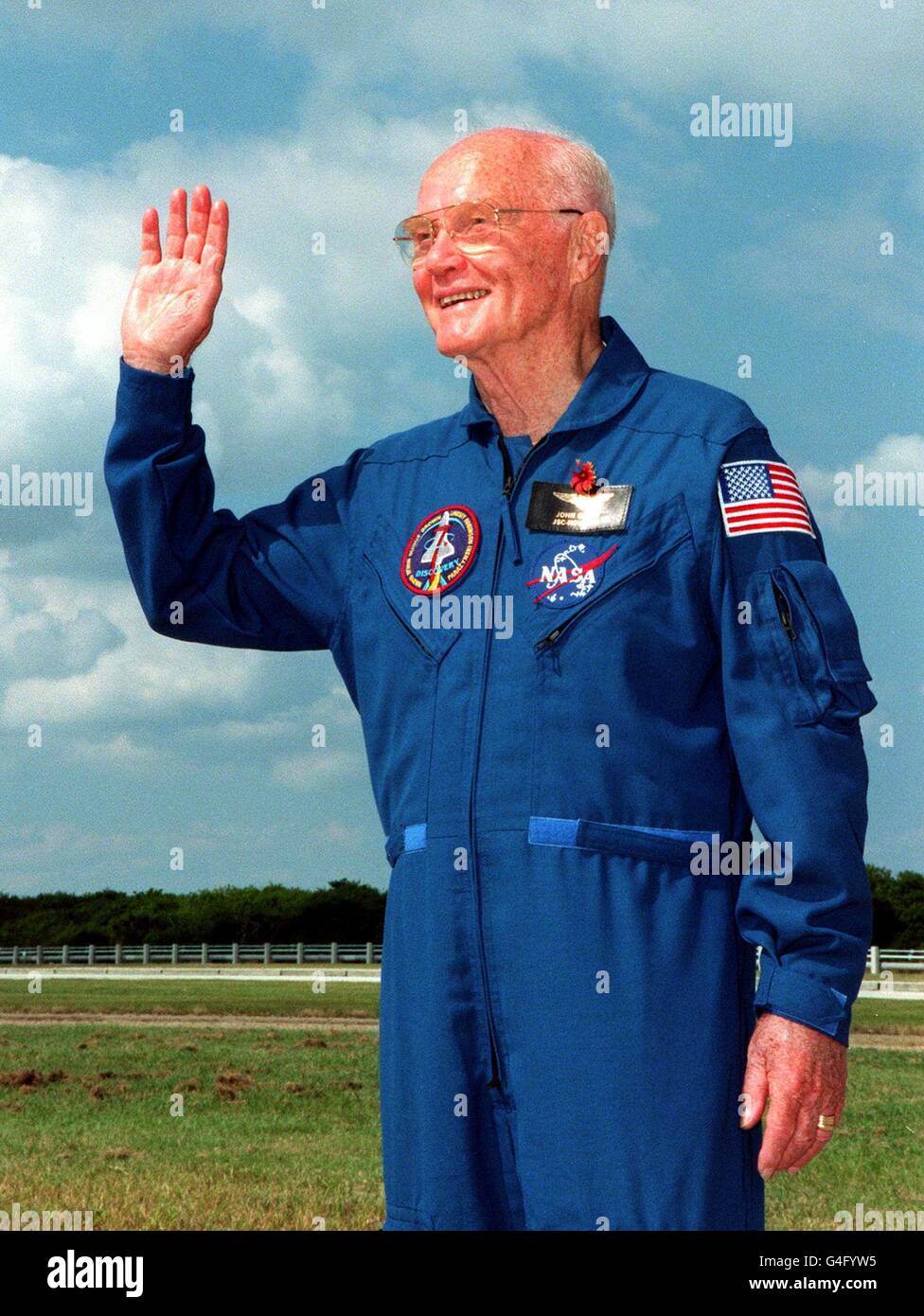 07/11/1998 - il senatore John Glenn, l'astronauta più antico del mondo, atterra sulla terra KSC05-19980117-KENNEDY SPACE CENTER, FL, STATI UNITI: L'astronauta STATUNITENSE John Glenn ondeggia per l'ultima volta con amici e parenti, prima che sbarca nello spazio a bordo della navetta spaziale statunitense Discovery nel suo lancio previsto del 28 ottobre 1998. Glenn, 77 anni, è stato il primo americano a volare in orbita e sarà il più vecchio a volare nello spazio. Discovery e il suo equipaggio composto da sette persone eseguiranno diversi esperimenti scientifici durante la loro missione di nove giorni. Foto Stock