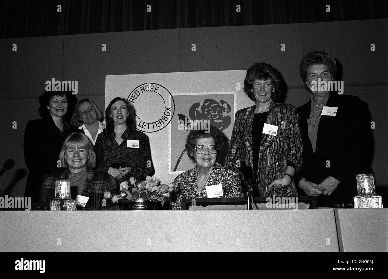 PA NEWS PHOTO 19/1/88 DONNE LAVORO MP IN PIEDI DA SINISTRA A DESTRA: JOAN RUDDOCK, MO MOWLAM, MARGARET BECKETT, ANN TAYLOR, JOAN LESTOR E SEDUTO DA SINISTRA A DESTRA: ANN CLWYD E JO RICHARDSON A LONDRA AL LANCIO DELLA "SCATOLA DI LETTERE DI ROSA DEL GRUPPO RED" PER LE DONNE CHE FANNO SENTIRE LE LORO OPINIONI ALL'INTERNO DELLA FESTA Foto Stock