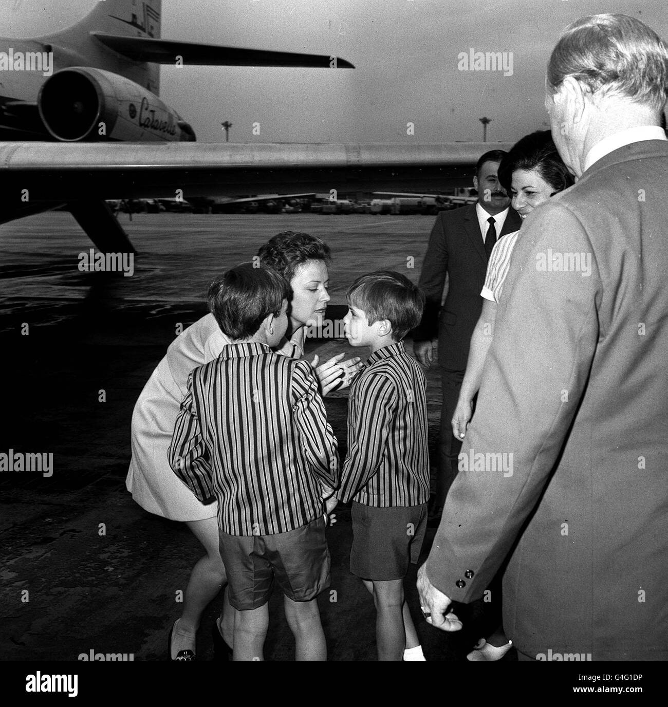 PA NEWS PHOTO 23/7/1970 LA PRINCIPESSA MUNA, LA MOGLIE INGLESE DEL RE HUSSEIN DI GIORDANIA, SALUTA I SUOI FIGLI IL PRINCIPE ABDULLAH, 8 ANNI, E IL PRINCIPE FEISAL, 6 ANNI, PRIMA DI VOLARE A CASA AD AMMAN DALL'AEROPORTO DI HEATHROW DI LONDRA. I SUOI FIGLI RIMARRANNO A LONDRA PER QUALCHE SETTIMANA IN PIÙ. Foto Stock