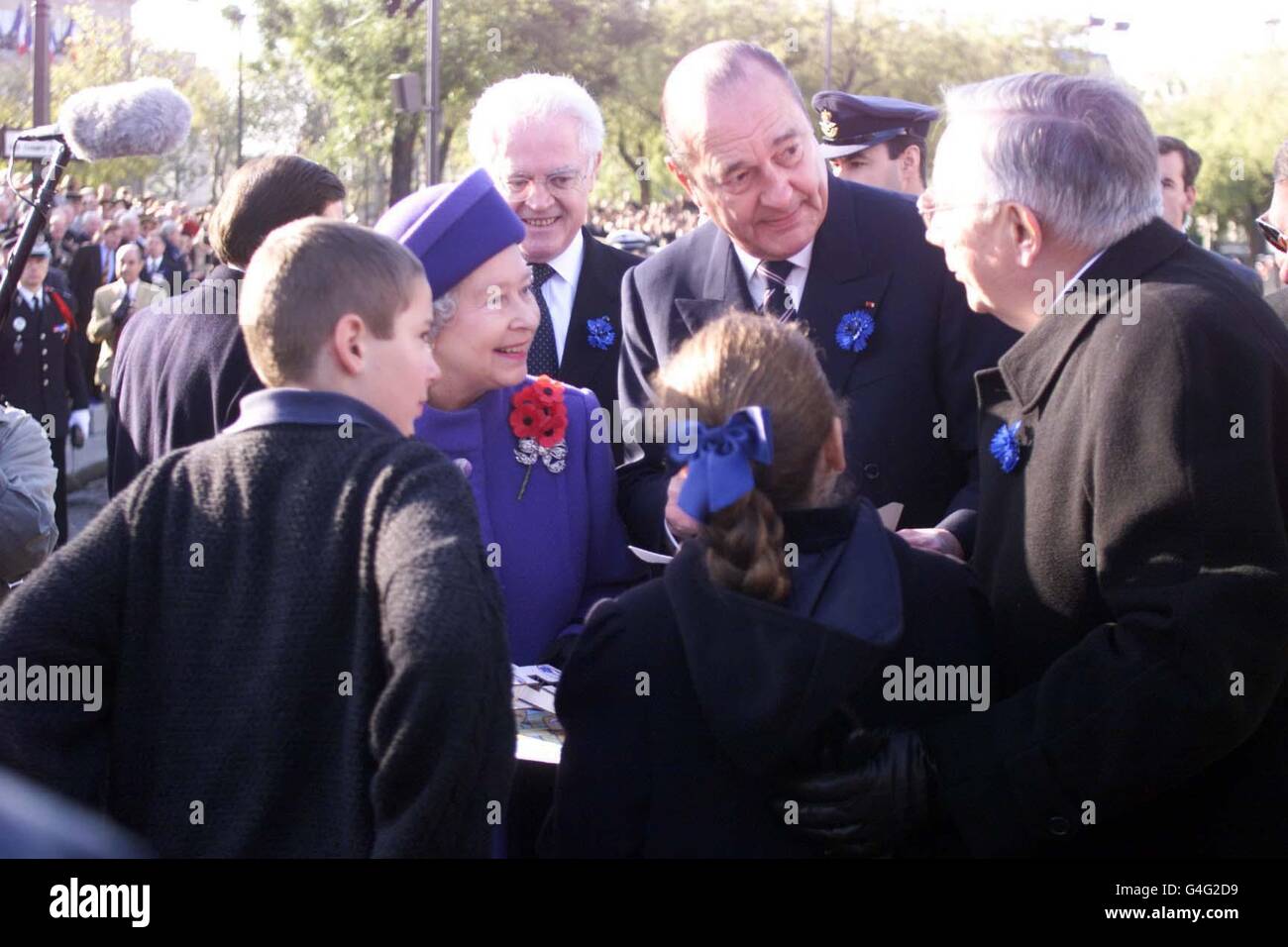 La regina e il presidente francese Jacques Chirac (2 ° a destra) durante una cerimonia a Parigi oggi (Mercoledì) in commemorazione dell'ottantesimo anniversario della fine della prima guerra mondiale NPA / WPA POOL Foto Jeremy Selwyn / sera Standard Foto Stock