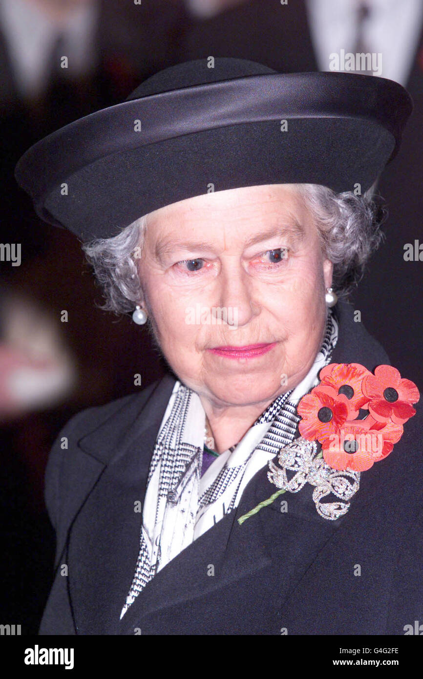 La Regina partecipa oggi (mercoledì) ad una sfilata Armistice Day a Ypres, in Belgio, dove ha incontrato e parlato con i veterani della prima guerra mondiale. FOTO SUN Pool di Peter Simpson. Foto Stock