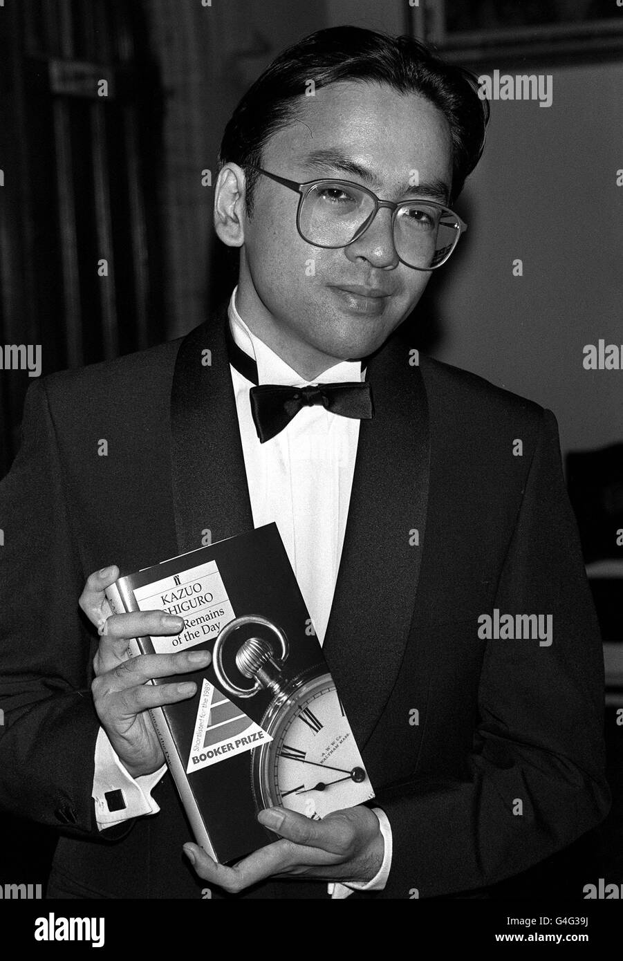 PA NEWS FOTO 26/10/89 autore giapponese KAZUO ISHIGURO con il suo libro "RETE DEL GIORNO' a London Guildhall dove fu nominato 1989 BOOKER IL VINCITORE DEL PREMIO Foto Stock