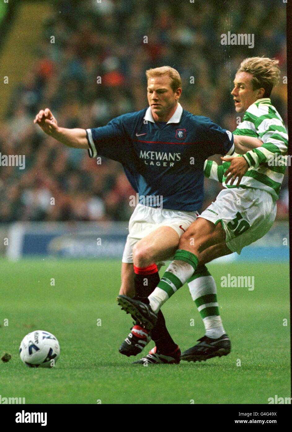 Rangers Jorge Albertz (a sinistra) tiene fuori Celtics Vidar riseth alla partita Celtic v Rangers Scottish Premier League al Parkhead Ground di Glasgow oggi (Sabato). David Cheskin/PA Foto Stock