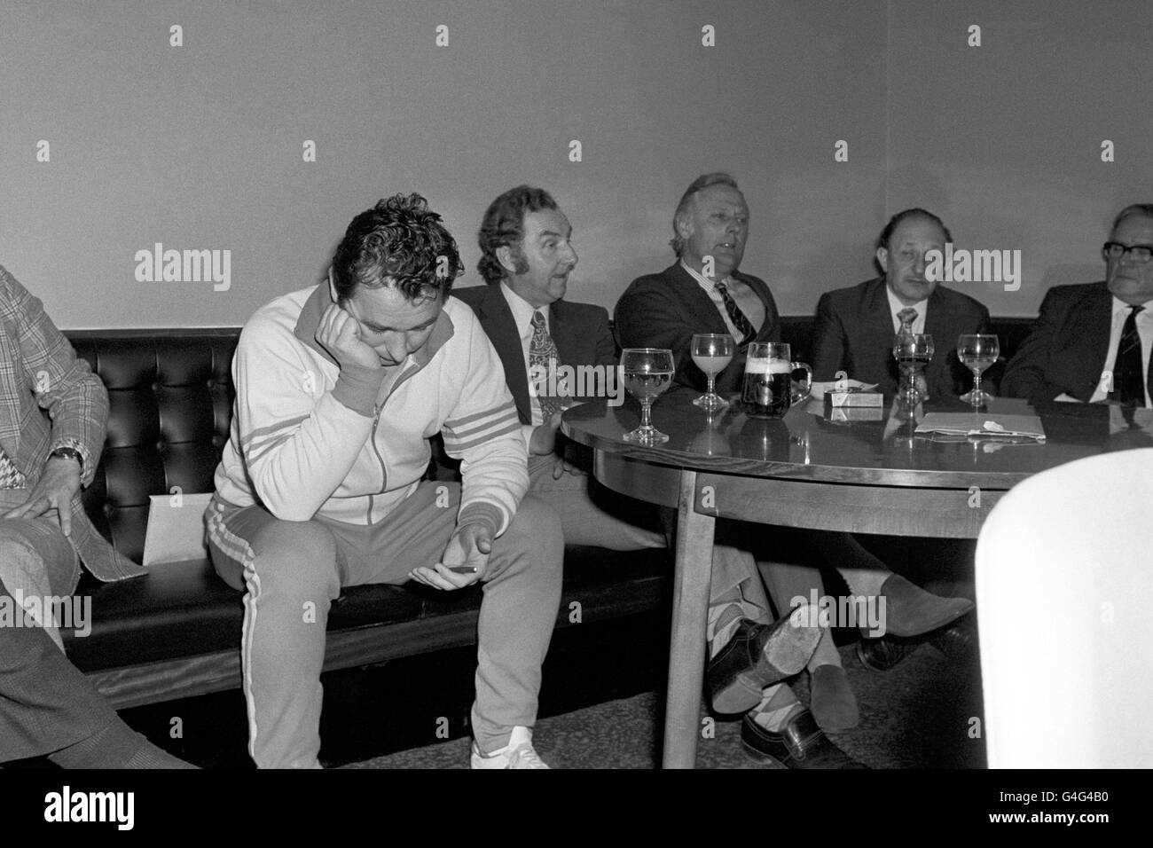 Capo inchinato, triste-affrontato e abbattuto, Brian Clough ascolta Mike Byambra, accanto a lui, Brighton e Hove Albion presidente, dire che Clough ha accettato di rimanere a Brighton e adempiere il suo contratto. Lo stesso vale per il suo assistente Peter Taylor (centro del tavolo). A destra c'è il vice presidente Harry Bloom. Foto Stock