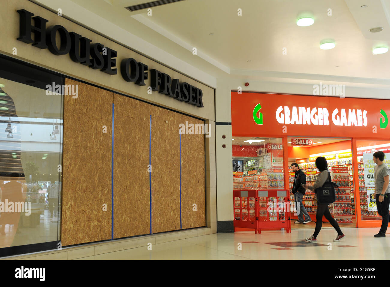 Una finestra a bordo in un ramo di House of Fraser nel Victoria Shopping Centre a Nottingham dopo che i rioter si sono rotti al centro commerciale superiore ieri sera durante un'altra notte di violenza sporadica nella città. PREMERE ASSOCIAZIONE FOTO. Data foto: Mercoledì 10 agosto 2011. Guarda la storia della polizia di Pennsylvania Shooting Nottingham. Il credito fotografico dovrebbe essere: Lewis Stickley/PA Wire Foto Stock