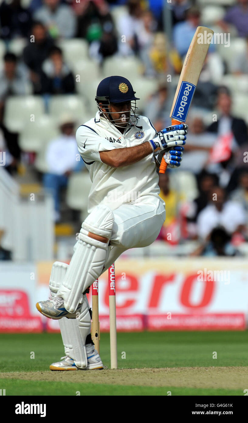 India M S Dhoni tickles uno dietro l'angolo per quattro Foto Stock