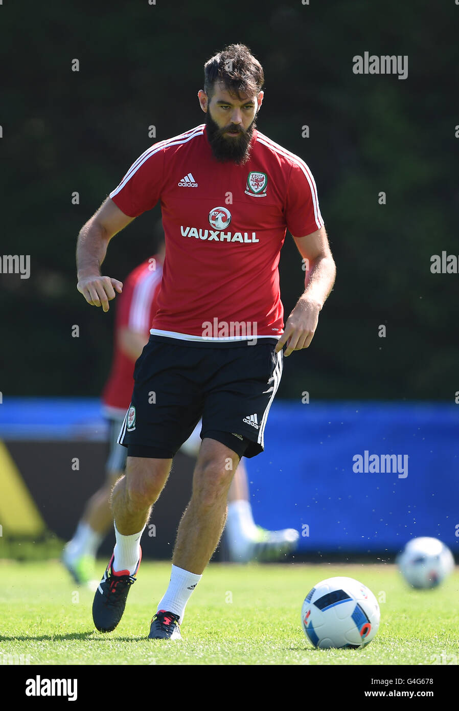 Il Galles Joe Ledley durante una sessione di formazione presso il Galles Media Center Complex sportif du Cosec, Dinard. Foto Stock