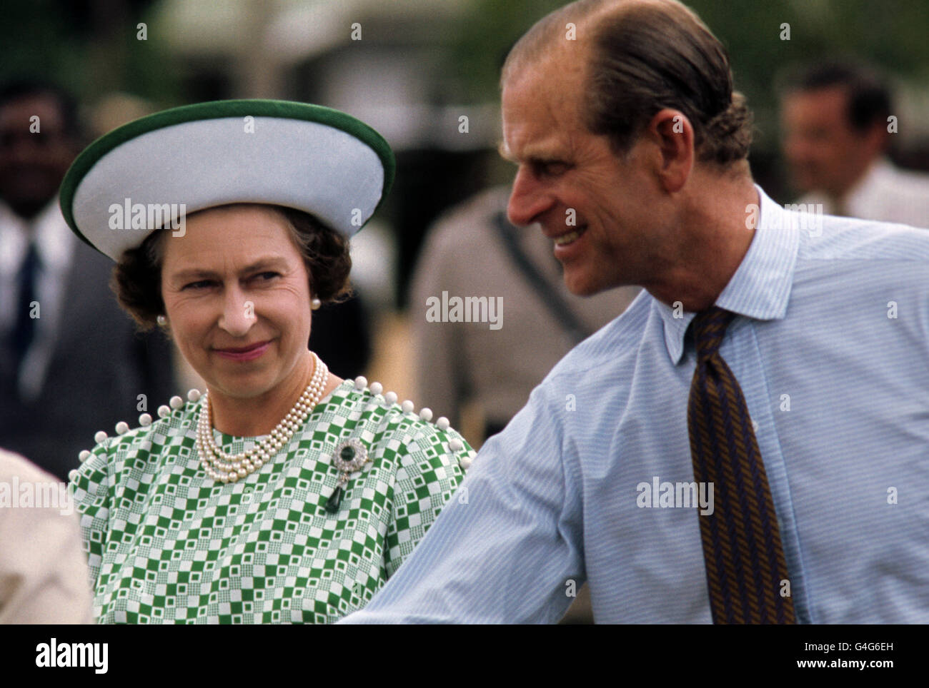 La regina Elisabetta II e il duca di Edimburgo al loro arrivo a Lambasa Airfield sull'isola di Vanu Levu dopo un volo da Suva. Foto Stock