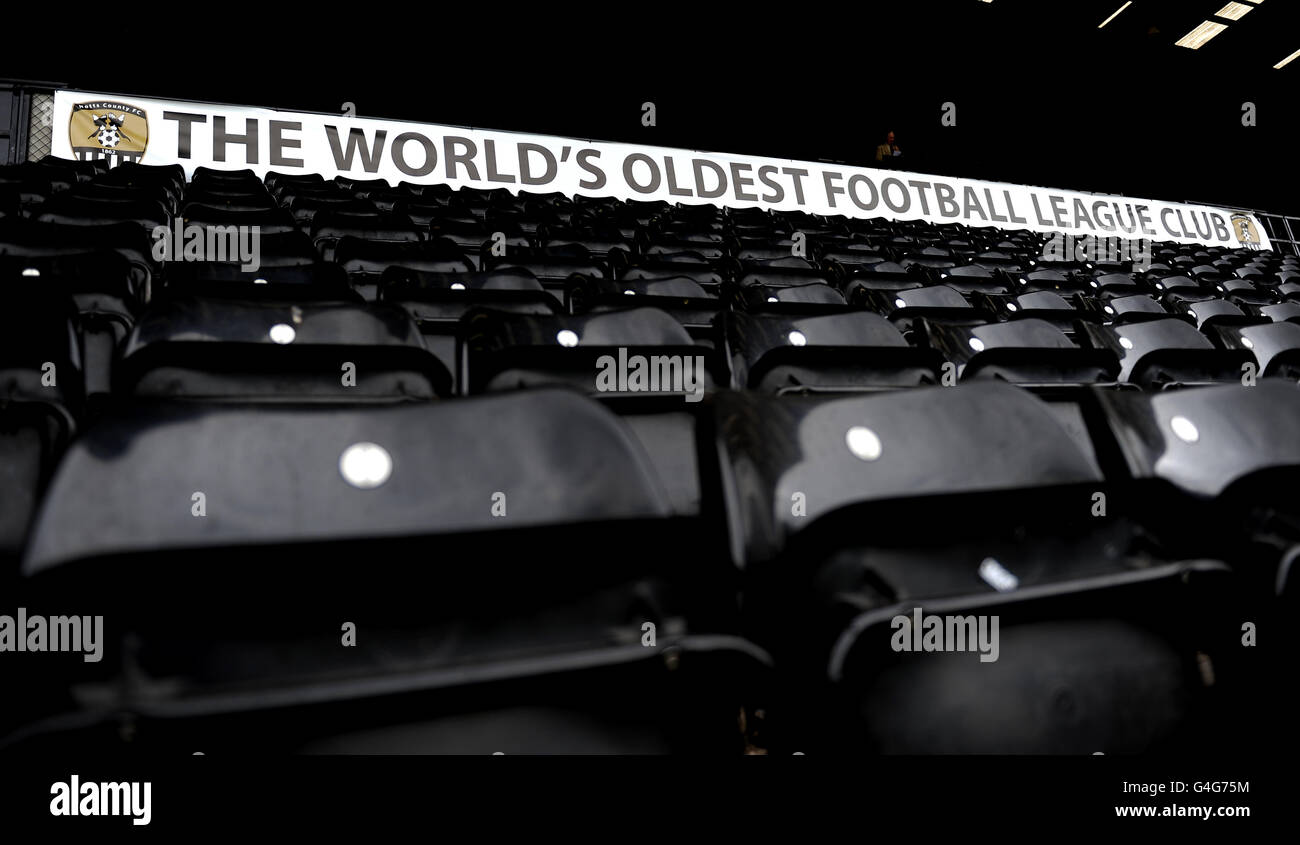 Calcio - npower Football League 1 - Notts County / Charlton Athletic - Meadow Lane. Vista generale di un cartello negli stand di Meadow Lane che dice il più antico club calcistico del mondo Foto Stock