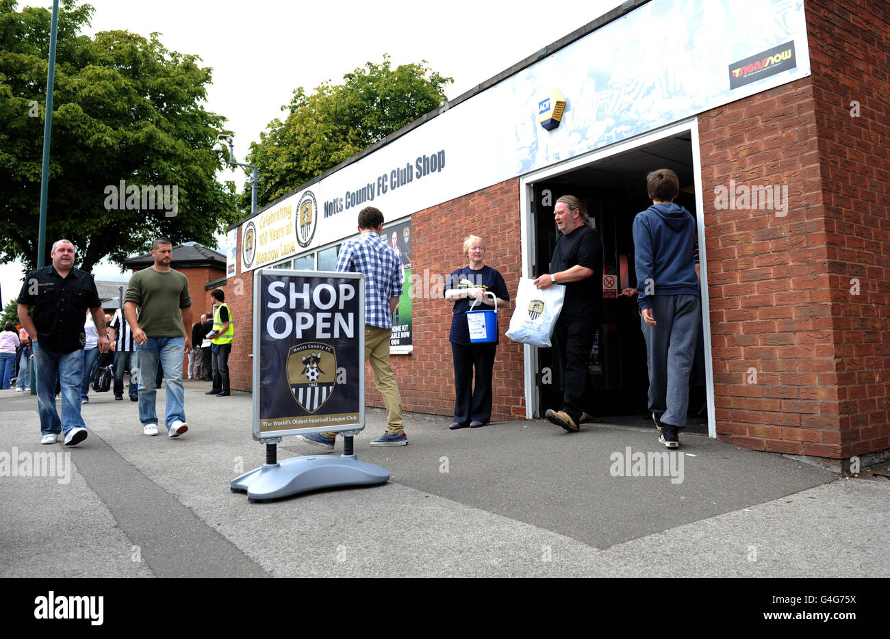 Calcio - npower Football League 1 - Notts County / Charlton Athletic - Meadow Lane. I fan si fanno strada nel Notts County Club Shop di Meadow Lane Foto Stock