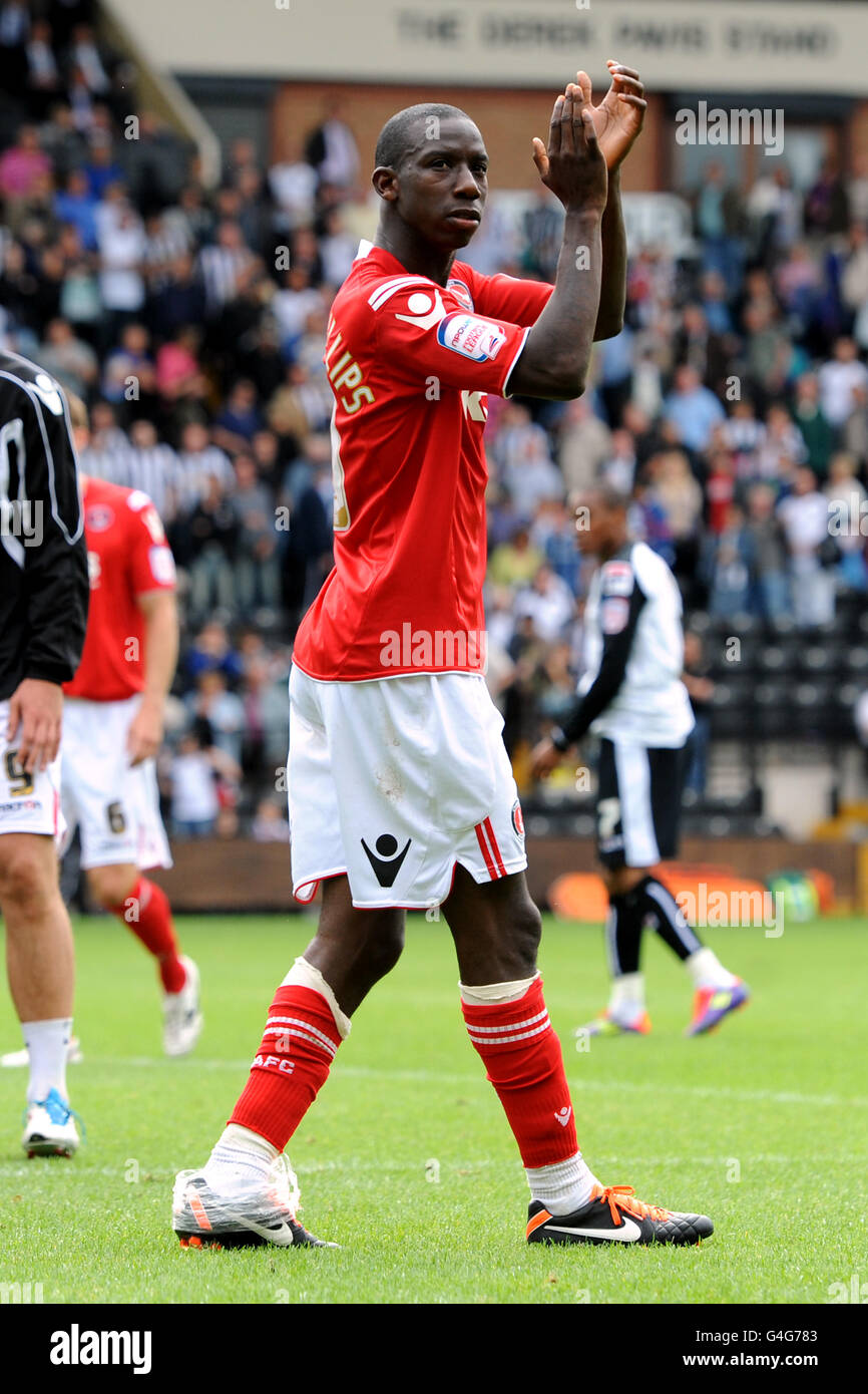 Calcio - npower Football League 1 - Notts County / Charlton Athletic - Meadow Lane. Bradley Wright-Phillips di Charlton Athletic applaudisce i fan lontani dopo il fischio finale Foto Stock