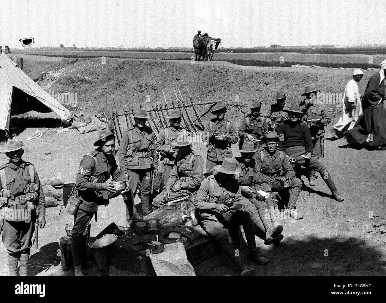 1915 : LE TRUPPE AUSTRALIANE (ANZACS) GODONO DI UN PASTO IN UNA PAUSA DALL'ADDESTRAMENTO IN EGITTO. MOLTI DI QUESTI UOMINI CONTINUARONO A COMBATTERE NEI DARDANELLI (LA CAMPAGNA DI GALLIPOLI), L'ABORTIVO SFORZO ALLEATO PER FAR USCIRE I TURCHI DALLA PRIMA GUERRA MONDIALE. Foto Stock