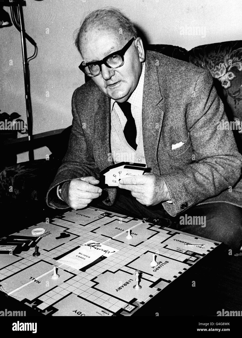 PA NEWS PHOTO 7/5/86 CLUEDO INVENTORE ANTHONY PRATT RELAXS CON LA SUA CREAZIONE DI 1945 GIOCO DA TAVOLO NELLA SUA CASA A BIRMINGHAM Foto Stock