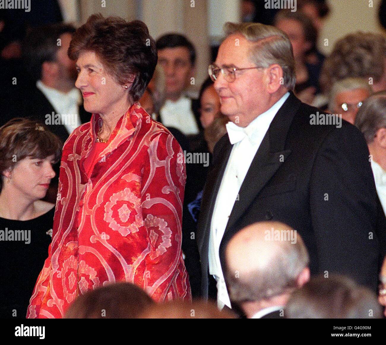 Il governatore della Banca d'Inghilterra Eddie George e la moglie Vanessa arrivano per il banchetto del Signore Sindaco, a Guildhall, Londra. Foto Stock