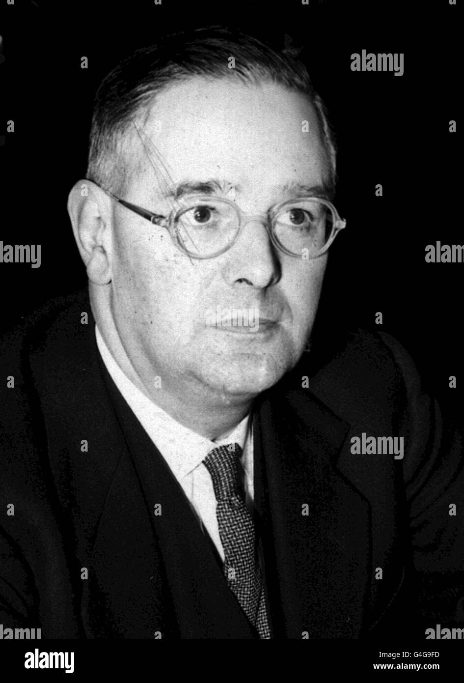 PA NEWS FOTO 20/11/58 IAN Douglas Harvey, MEMBRO CONSERVATORE DEL PARLAMENTO PER HARROW ORIENTE Raffigurata qui al lavoro nel suo ufficio di Londra Foto Stock