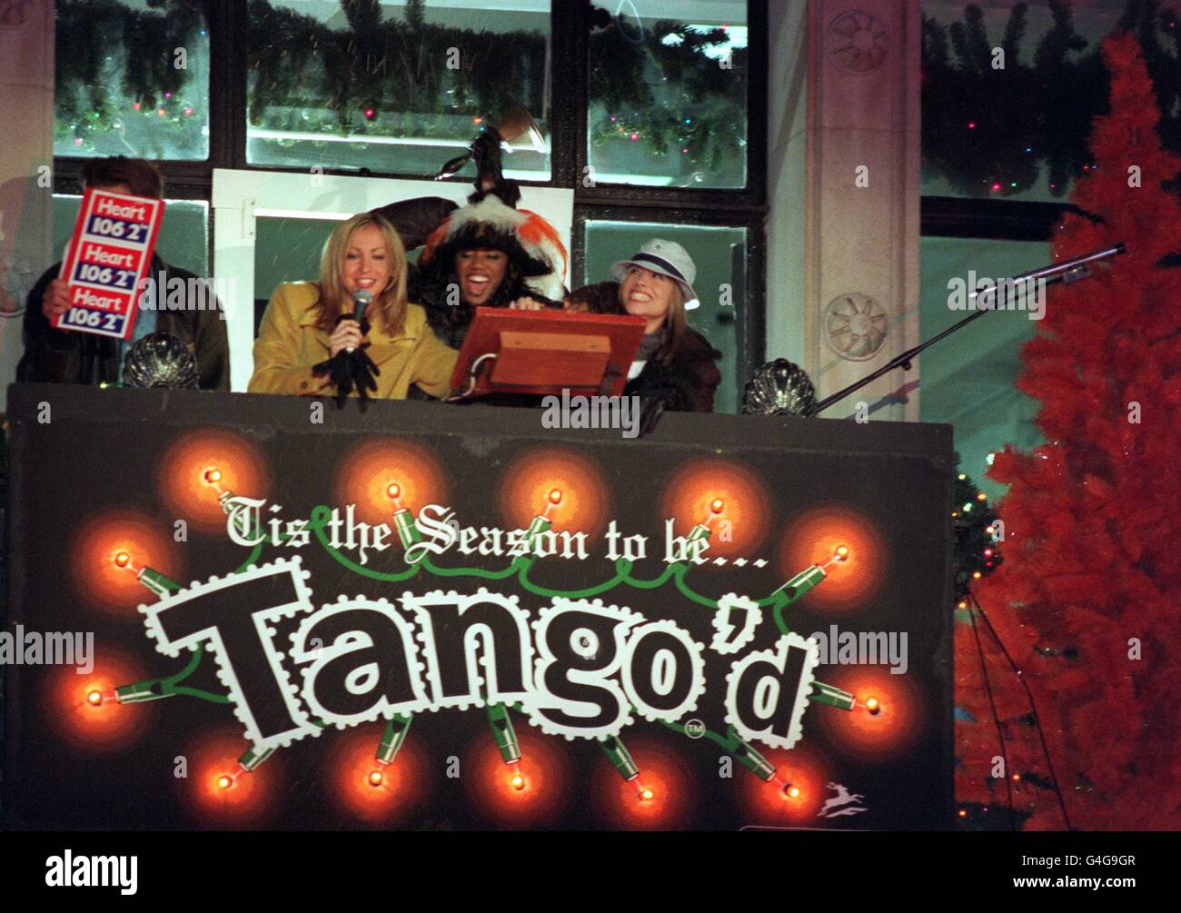 Tre membri del gruppo di ragazze All Saints (L-R) Natalie Appleton, Shaznay Lewis e Nicole Appleton, accenda le luci di Natale, in Regent Street di Londra. Foto Stock