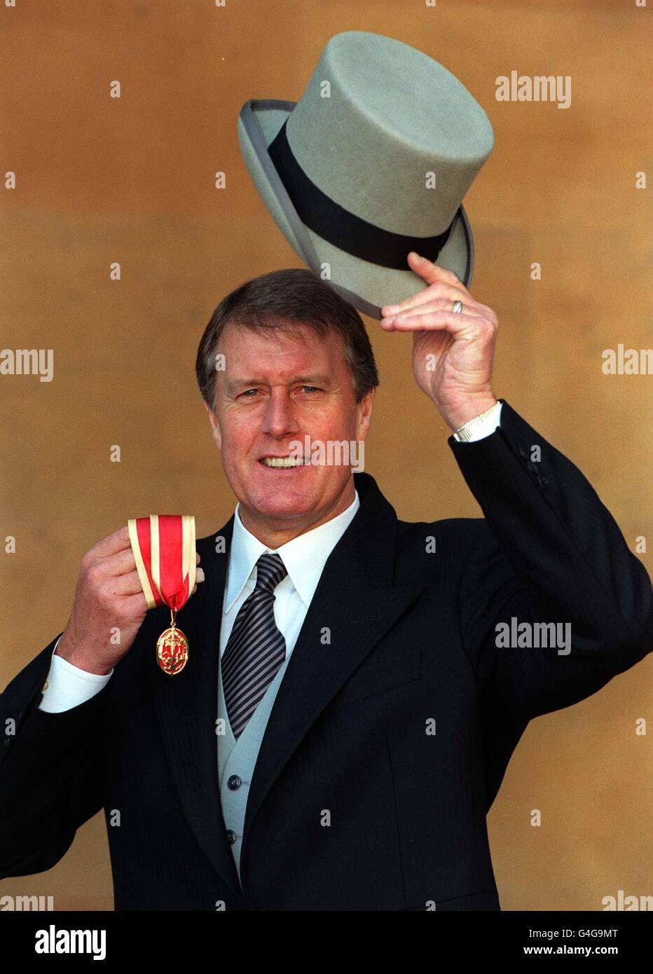 Geoff Hurst, l'unico calciatore a segnare un hat-trick in una finale di Coppa del mondo, è stato cavaliere oggi dalla Regina (martedì 17 novembre 1998). Sir Geoff, 56 anni, era un membro della squadra inglese che ha battuto la Germania 4-2 a Wembley nel 1966. Ha ricevuto la sua abilità nella lista dei successi di compleanno di quest'anno per i servizi di Association Football a Buckingham Palace. WPA Pool Foto di Fiona Hanson/PA. ROYAL Hurst. Foto Stock