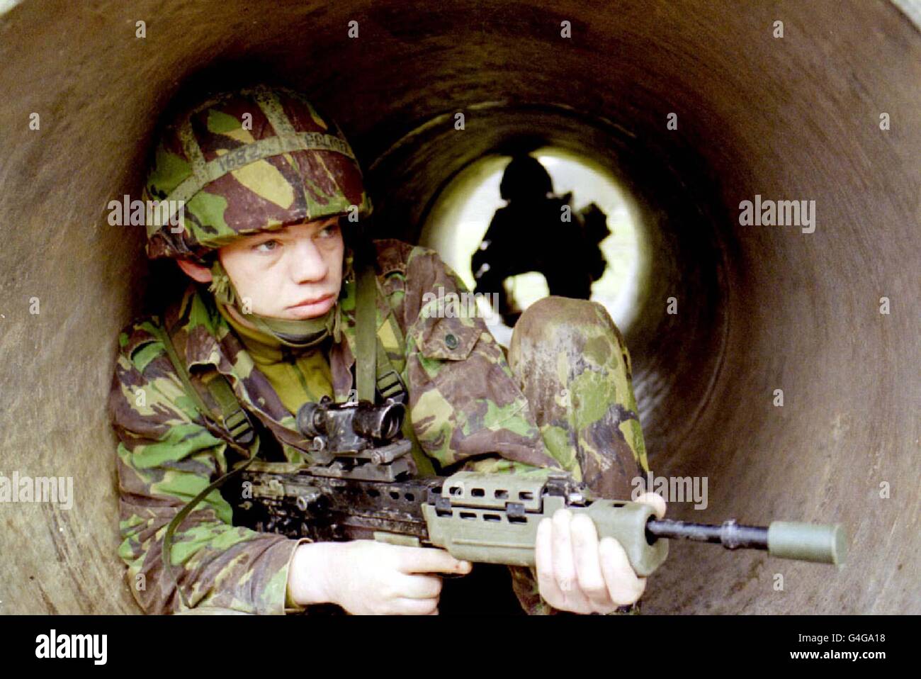 Il filer della biblioteca datato 9.2.1995 del privato Stuart Palmer, da Blackwood, Galles del sud, un soldato nell'esercito territoriale, durante un esercizio di addestramento prima del dispiegamento alle isole Falkland. Prima di fare volontariato per il tour, Stuart, che ha servito due anni con il Reggimento dei trasporti del 157, ha lavorato come guardia di sicurezza nel Galles meridionale. Il segretario alla Difesa George Robertson dovrebbe annunciare tagli importanti all'Esercito Territoriale martedì 17 novembre 1998. Si prevede che venga ridotto da 56,000 a 40,000 uomini con alcuni battaglioni storici della contea che vengono aboliti e sostituiti da battaglioni regionali. PA Foto Stock