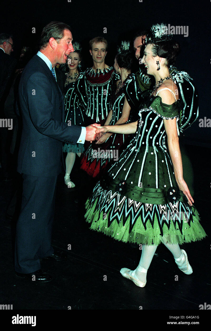 Il Principe del Galles incontra la spagnola Ballerina Leire Ortueta, che ha suonato nella "Offerta di compleanno" per il principe, ai Sadlers Wells di Londra. Foto Stock