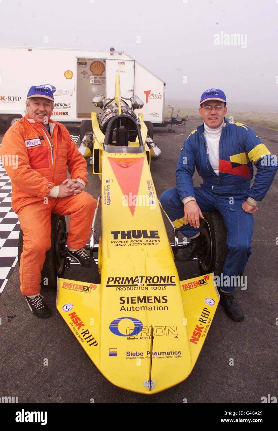 Colin Falows, 48, (a sinistra) con la sua auto a razzo, Vampire, e Mark Newby, pilota di Spalato secondo a Elvington, nr York, dove sperano di rompere il record britannico di velocità terrestre 17 novembre 1998. Finora la nebbia sulla pista si è fermata per tentare di rompere il record set di 17 anni Richard Noble Driving Thrust II PA foto: Owen Humpreys. Vedere il record DI TRASPORTO storia PA Foto Stock