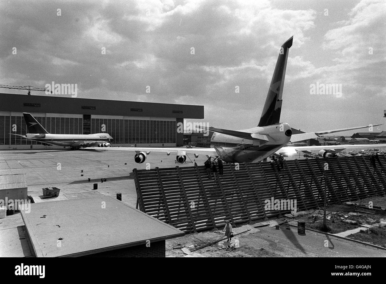 PA NEWS PHOTO 25/5/70 I NUOVI GETTI BOAC JUMBO FUORI IL NUOVO JUMBO HANGAR ALL'AEROPORTO DI HEATHROW A LONDRA Foto Stock