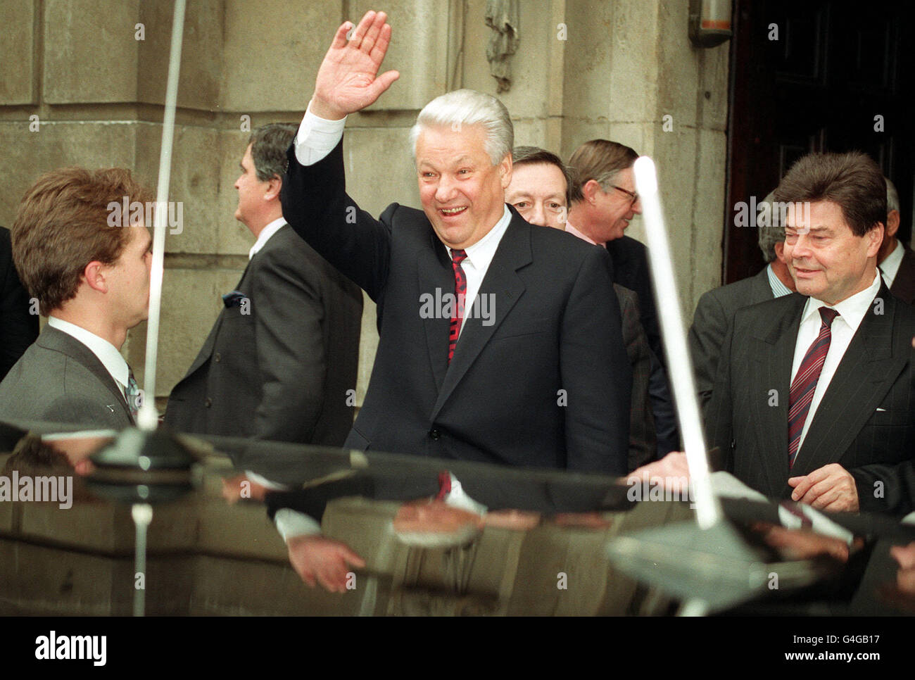 PA NEWS PHOTO 10/11/92 IL PRESIDENTE RUSSO BORIS ELTSIN SI ALLONTANA DALLA FOLLA DOPO UN TOUR DELLA ST. PAUL A LONDRA Foto Stock