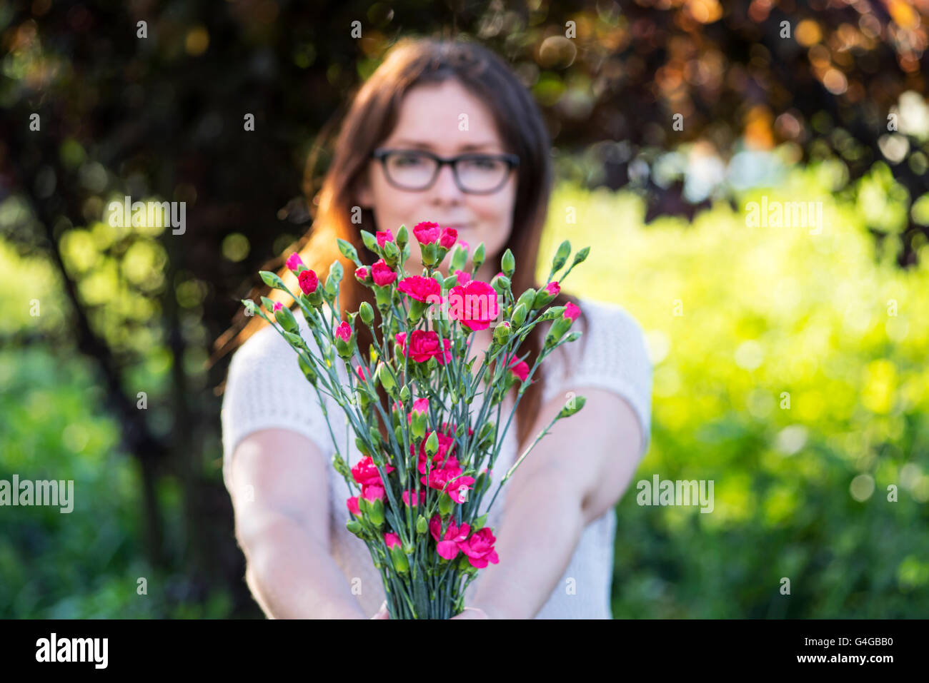 Giovane donna con un mazzo di fiori Foto Stock