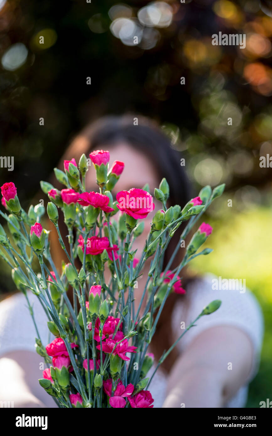 Giovane donna con un mazzo di fiori Foto Stock