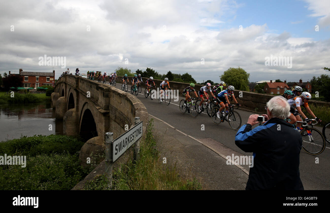 Il peloton cavalcare sopra il ponte di Swarkstone durante la quarta tappa del Women's Tour of Britain. PREMERE ASSOCIAZIONE foto. Data foto: Sabato 18 giugno 2016. Vedi la storia di PA Ciclismo Donne. Il credito fotografico deve essere: Simon Cooper/filo PA Foto Stock