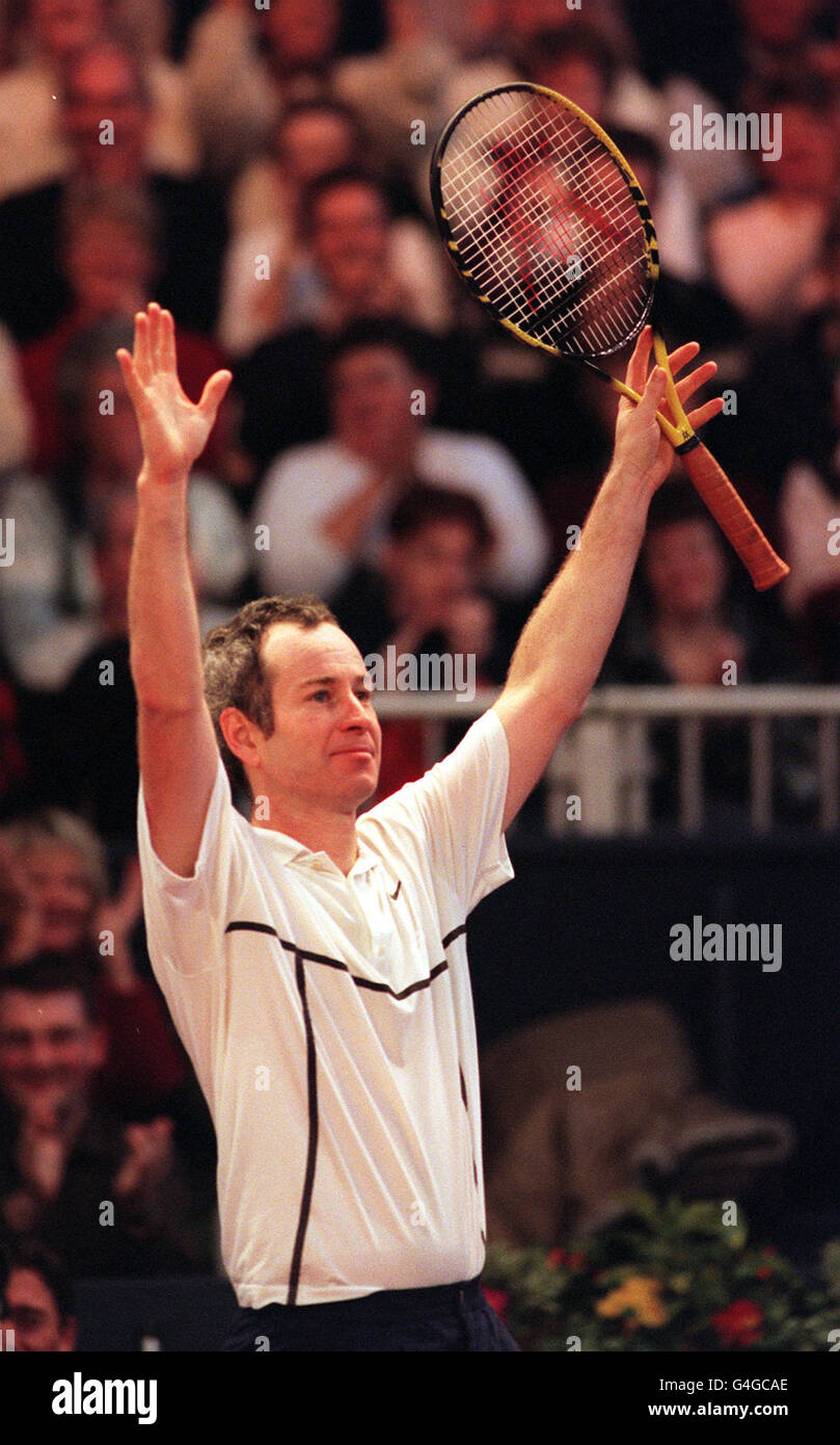 L'ex campione di Wimbledon John McEnroe, USA, acciglia la folla dopo il suo  7-5 6-3 Victoy su Frenchman Yannick Noah nella Honda Challenge Senior Cup  all'Olympia di Londra oggi 6 dicembre 1998.