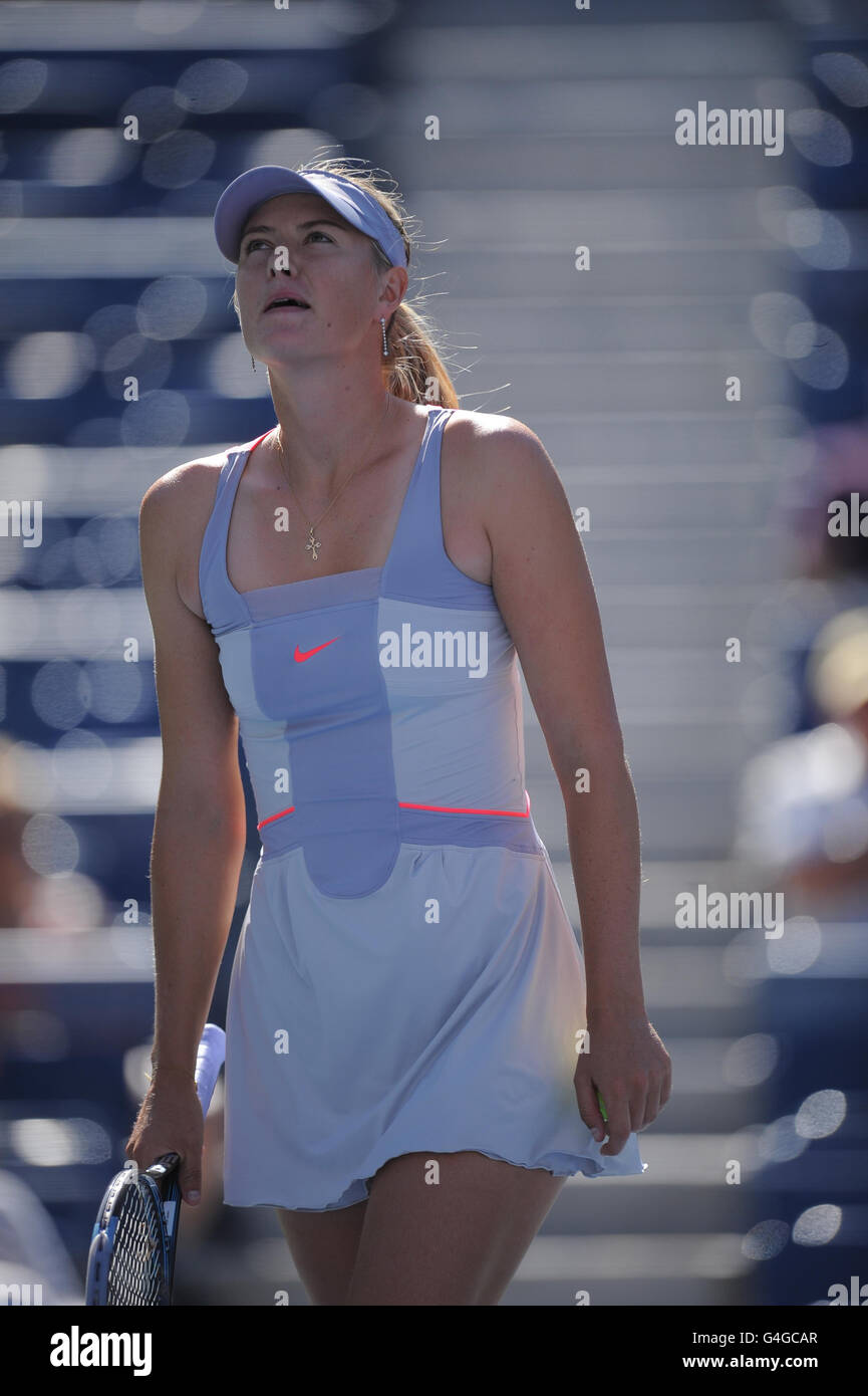 Maria Sharapova della Russia in azione contro Heather Watson della Gran Bretagna durante il giorno uno degli US Open a Flushing Meadows, New York, USA. Foto Stock