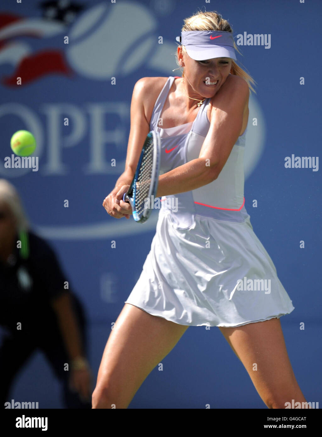 Maria Sharapova della Russia in azione contro Heather Watson della Gran Bretagna durante il giorno uno degli US Open a Flushing Meadows, New York, USA. Foto Stock