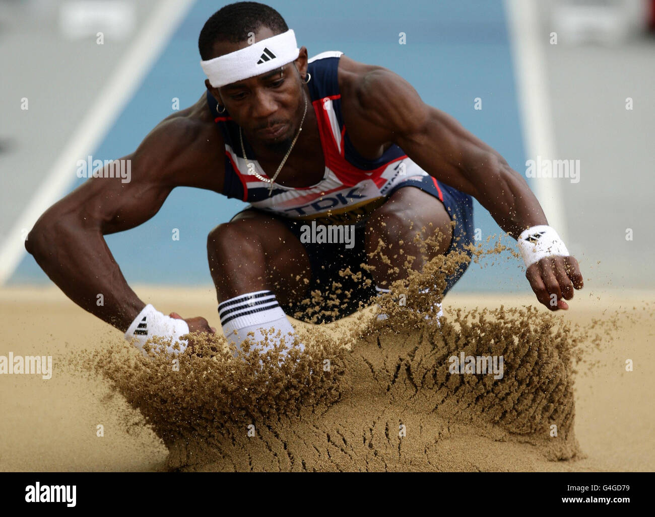 La Gran Bretagna Phillips Idowu compete nel triplice salto maschile durante il settimo giorno dei Campionati mondiali di atletica IAAF allo stadio Daegu di Daegu, Corea del Sud. Foto Stock