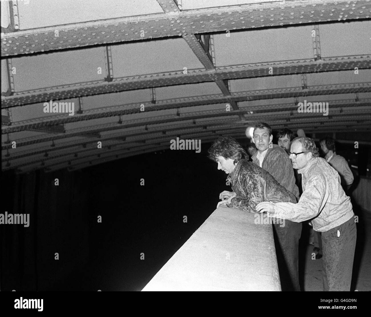 Tre dei giurati in cerca del banchiere italiano Roberto Calvi, il cui cadavere è stato trovato appeso al Blackfriars Bridge di Londra a seguito del più grande scandalo bancario del dopoguerra in Italia. * i due figli del finanziere italiano, noto come banchiere di Dio, si riunirono nella sua tomba oggi 16,1998 dicembre, per l'esumazione del suo corpo per determinare se la sua morte del 1982 fosse un omicidio o un suicidio. Foto Stock