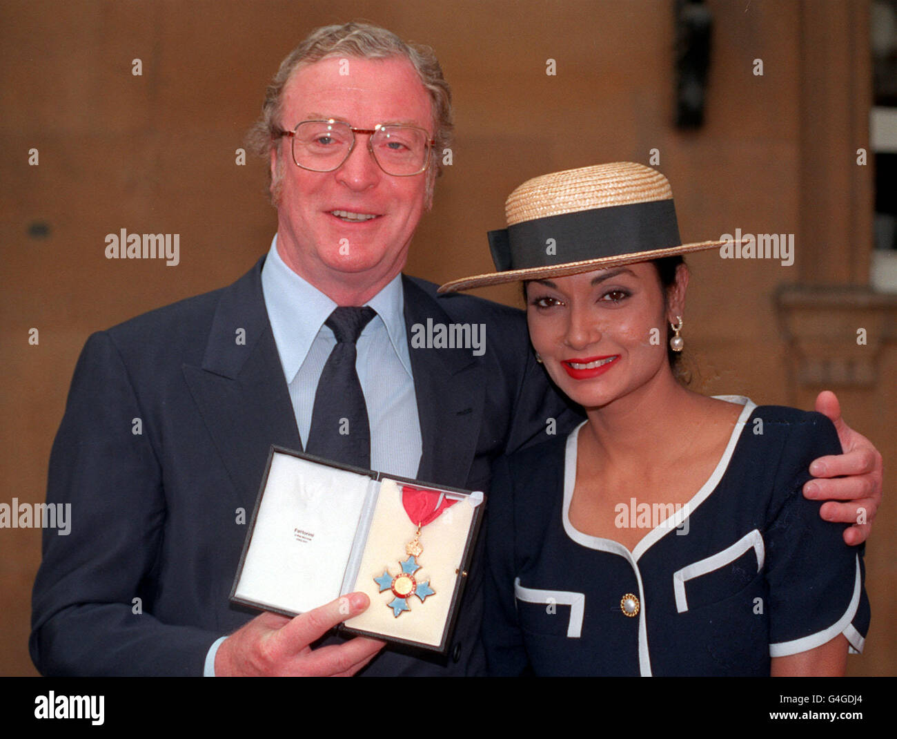 PA NEWS PHOTO 22/7/92 MICHAEL CAINE E LA MOGLIE SHAKIRA DETENGONO IL SUO CBE AL BUCKINGAM PALACE DI LONDRA Foto Stock