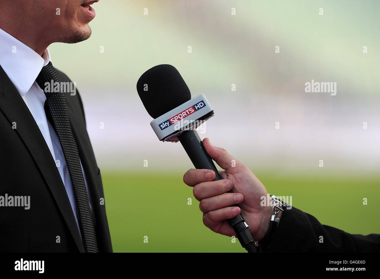 Calcio - UEFA Euro 2012 - Qualifiche - Gruppo G - Bulgaria / Inghilterra - Vasil Levski Stadium. Gary Neville è intervistato da Sky Sports prima della partita di qualificazione del Campionato europeo al Vasil Levski Stadium, Sofia, Bulgaria. Foto Stock