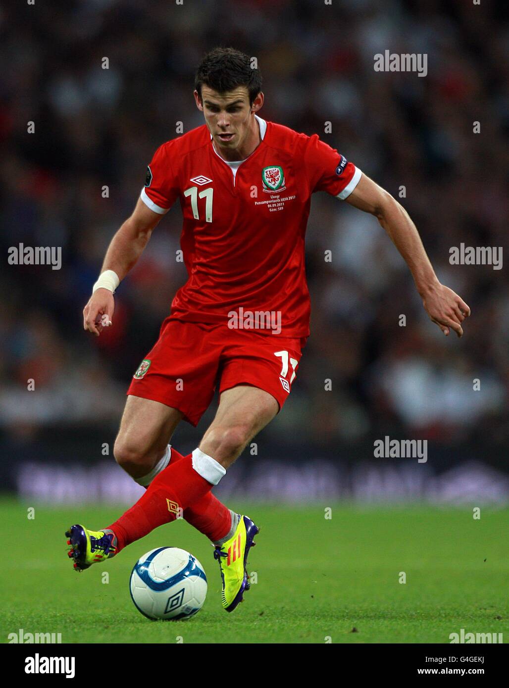 Wales' Gareth Bale durante la partita di qualificazione UEFA Euro 2012 al Wembley Stadium di Londra. Foto Stock
