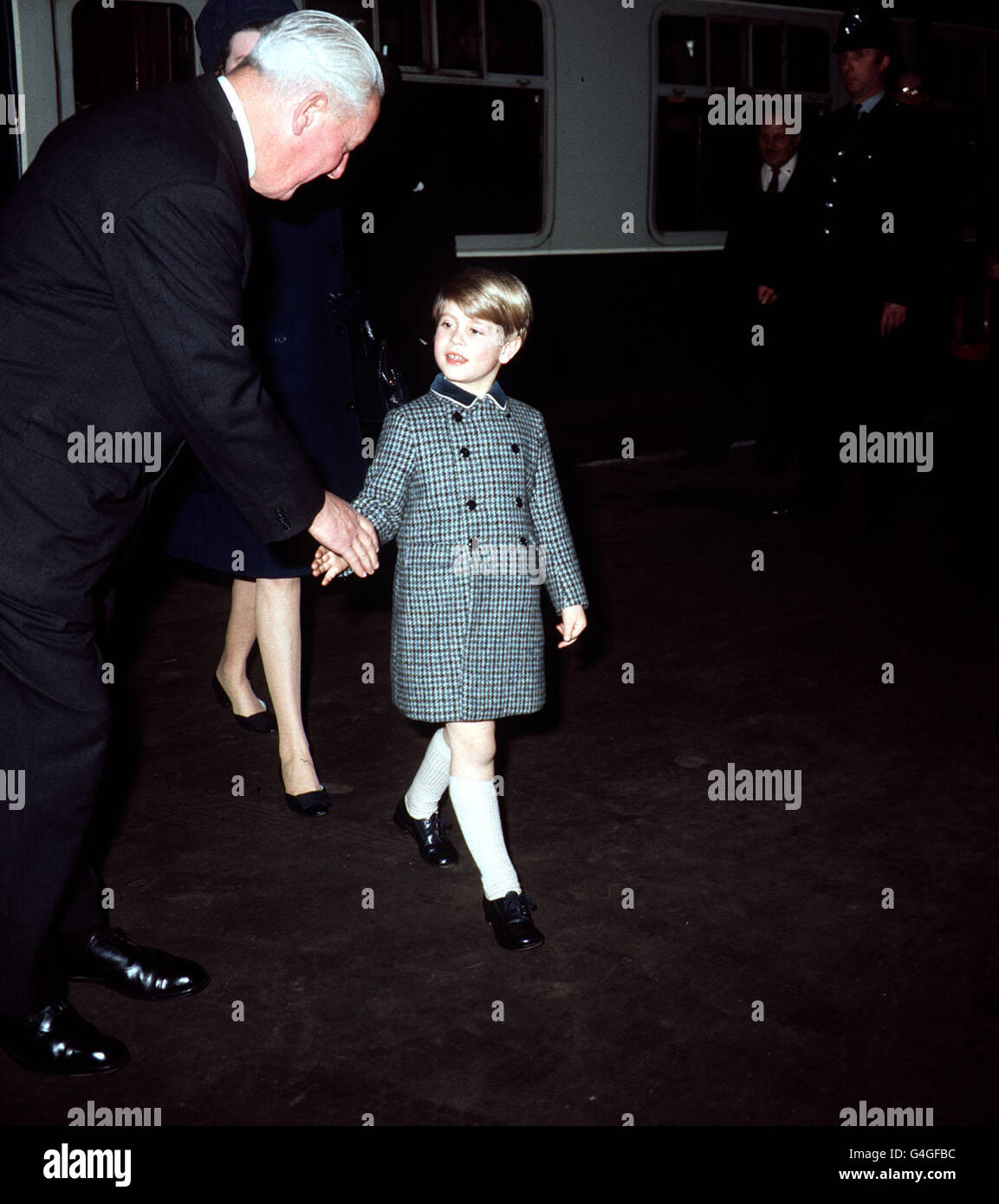 Il Principe Edoardo, figlio di cinque anni della regina Elisabetta II, stringe le mani con un funzionario al suo arrivo alla stazione di Liverpool Street, Londra, da Sandringham. Foto Stock