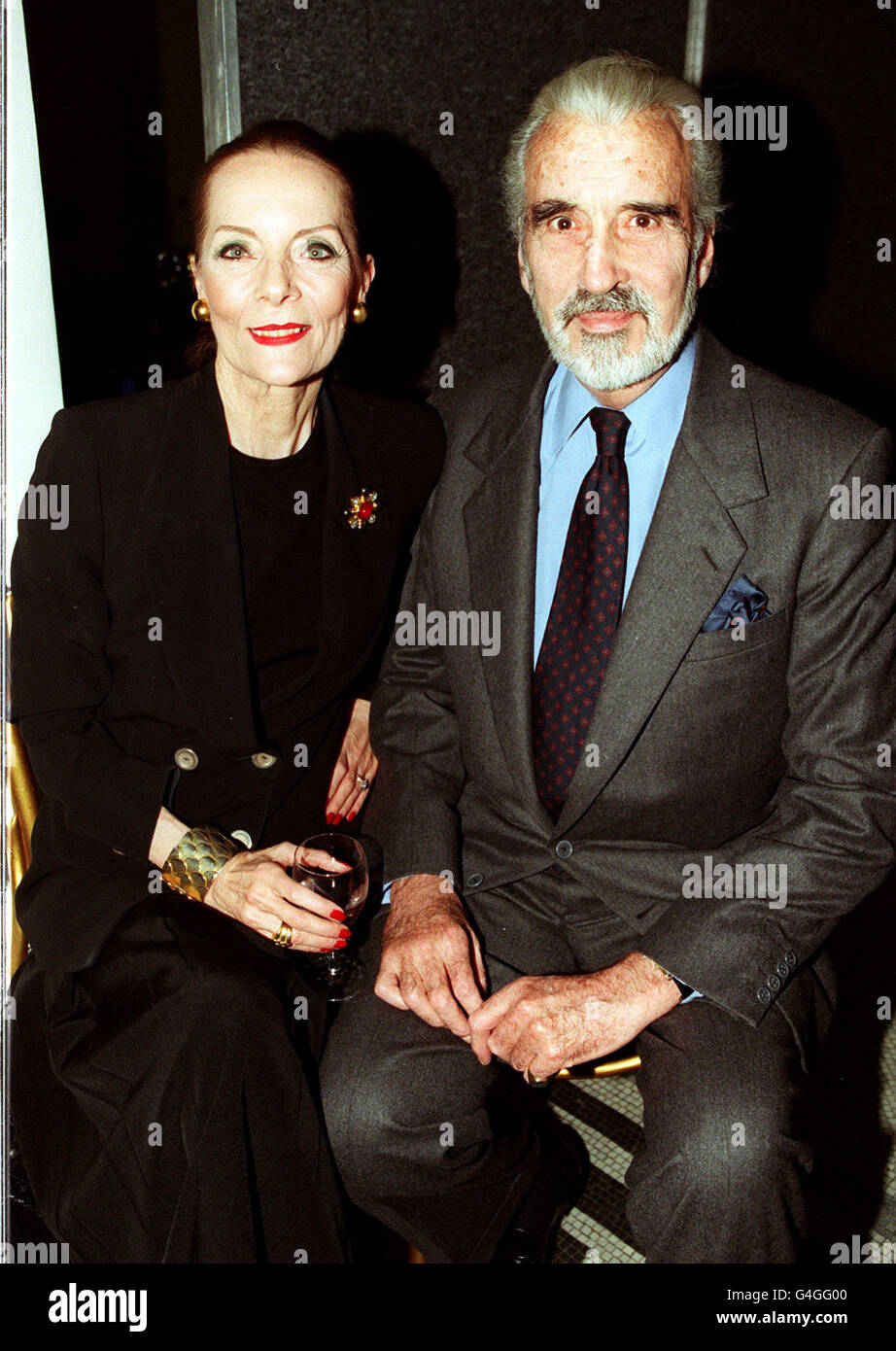 PA News 5/1/99 l'attore di orrore Christopher Lee con sua moglie Birgitte ad un'asta delle decorazioni di Natale della Regina, che ha offerto a beneficio della carità 'la Società delle Stelle'. L'asta si è svolta presso il Victoria and Albert Museum di Londra. Foto Stock