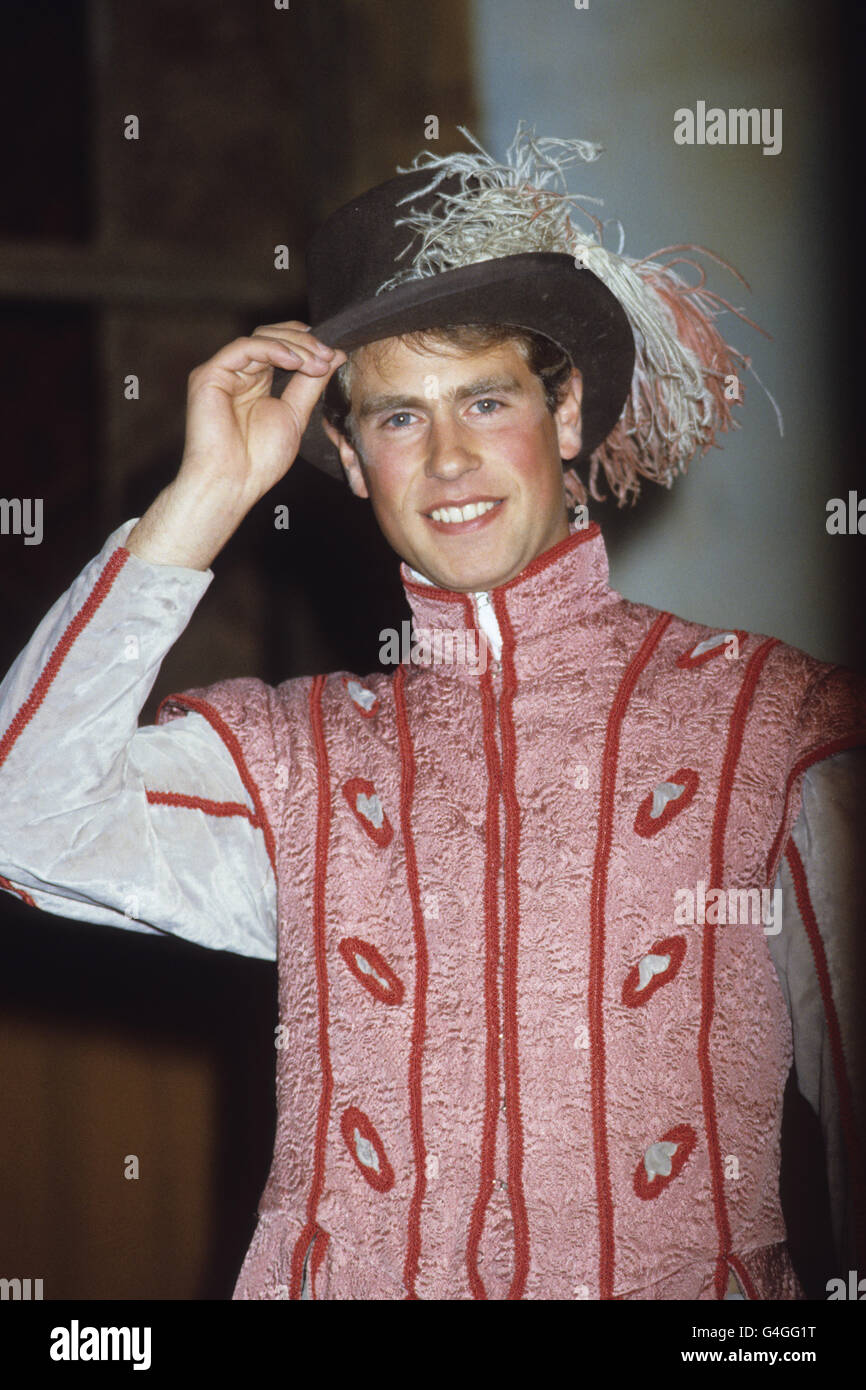 Il principe Edoardo in costume come 'Blondllo' durante le prove per il gioco Shakespeare 'il Taming of the Shrew' a Haddo House, Aberdeen. Foto Stock