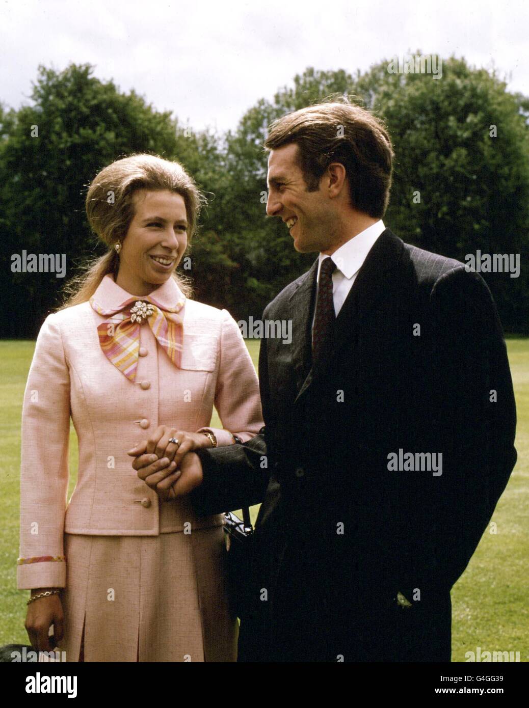 PA NEWS FOTO 30/5/73 Princess Anne e il capitano MARK PHILLIPS a Buckingham Palace di Londra la mattina dopo il loro impegno è stato annunciato Foto Stock