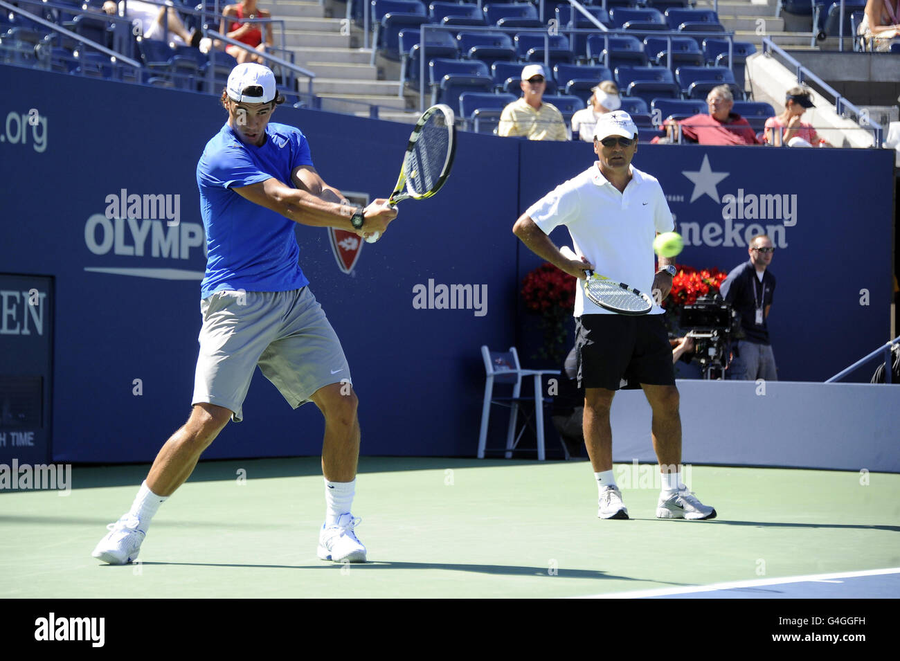 Tennis - 2011 US Open - dodici giorni - Flushing Meadows. La Spagna Rafael Nadal pratica con il suo allenatore toni Nadal durante il giorno dodici degli US Open a Flushing Meadows, New York, USA. Foto Stock