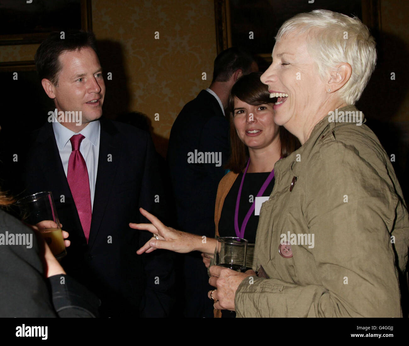 Il vice primo ministro Nick Clegg ha illustrato con Annie Lennox durante un briefing sulla risposta di Oxfam alla crisi alimentare dell'Africa orientale, presso l'Admiralty House, nel centro di Londra. Foto Stock