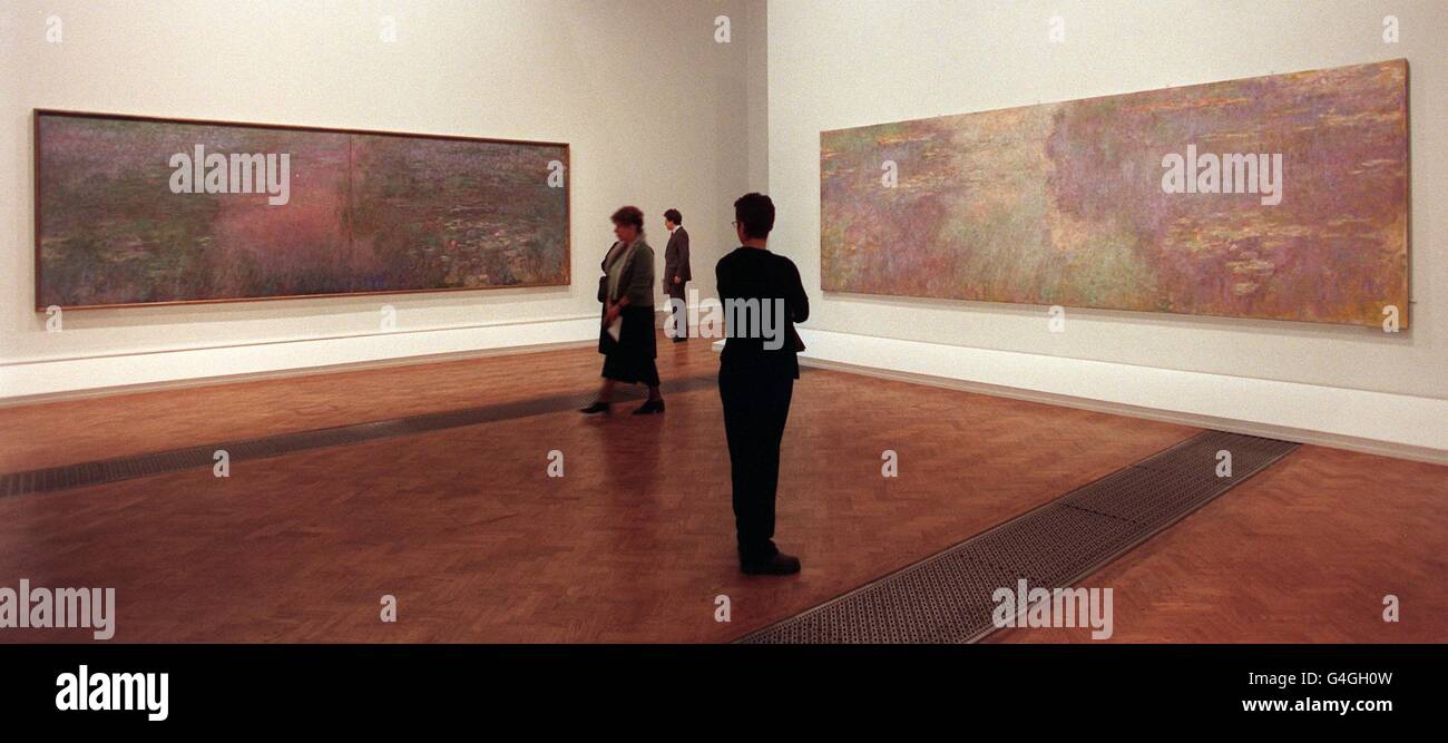 Due dipinti del Monet Water Lily Pond serie c 1915-1926, presso la Royal Academy di Londra, parte della Monet nella mostra del XX secolo. Il dipinto a sinistra viene esposto per la prima volta e quello a destra è uno dei dipinti più famosi di Monet. *04/11/04: Waterlillies è il dipinto che la maggior parte della gente vorrebbe avere appeso sopra il mannpiece, un'indagine sostiene. Il medico clericale ha trovato la maggior parte di noi lo ha scelto, seguito da il Hay Wain del Constable, o il bacio da Klimt. Foto Stock